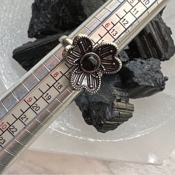 Goth black onyx silver flower statement ring - Picture 2 of 3